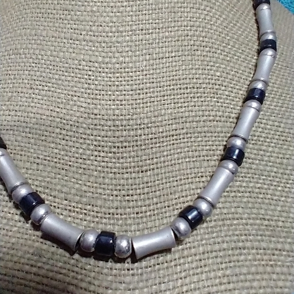 Elegant Silvertone and Black Beaded Surfer Beach Necklace vintage - Picture 4 of 4